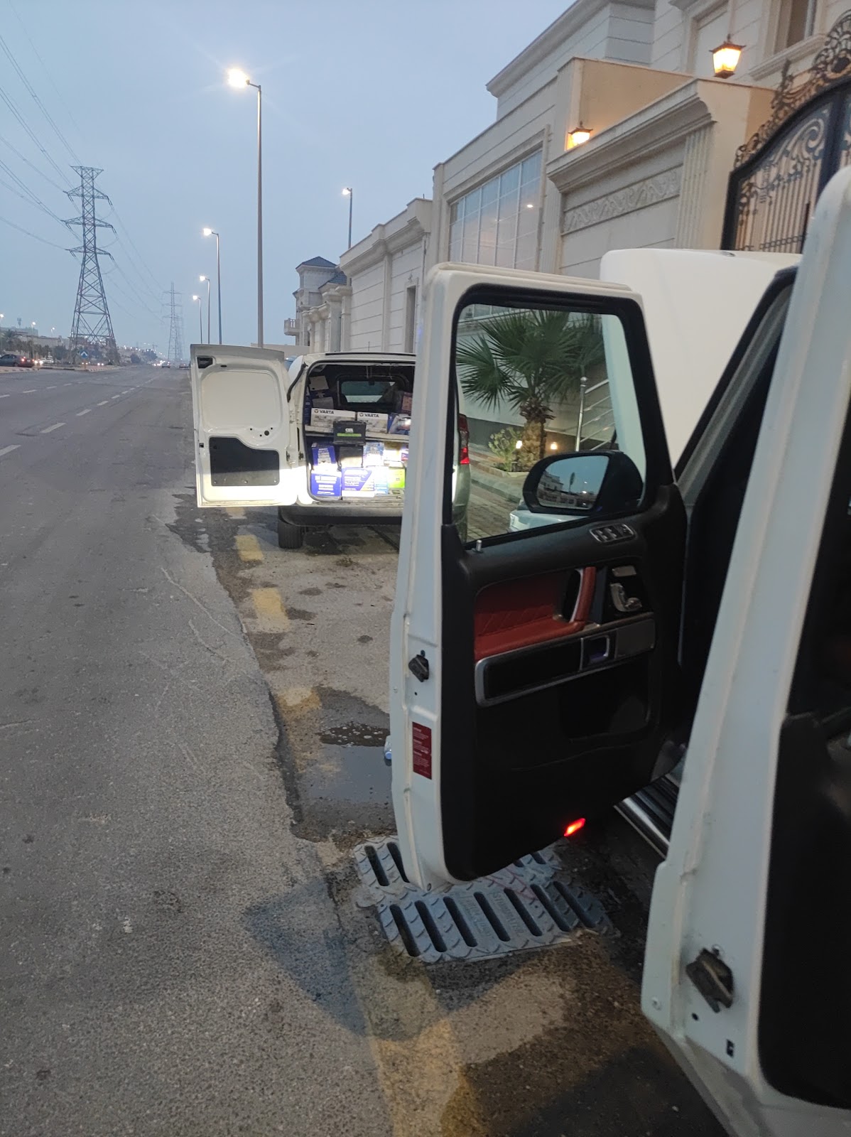 فني خدمة متنقلة يبدّل بطارية سيارة على الطريق في الدمام