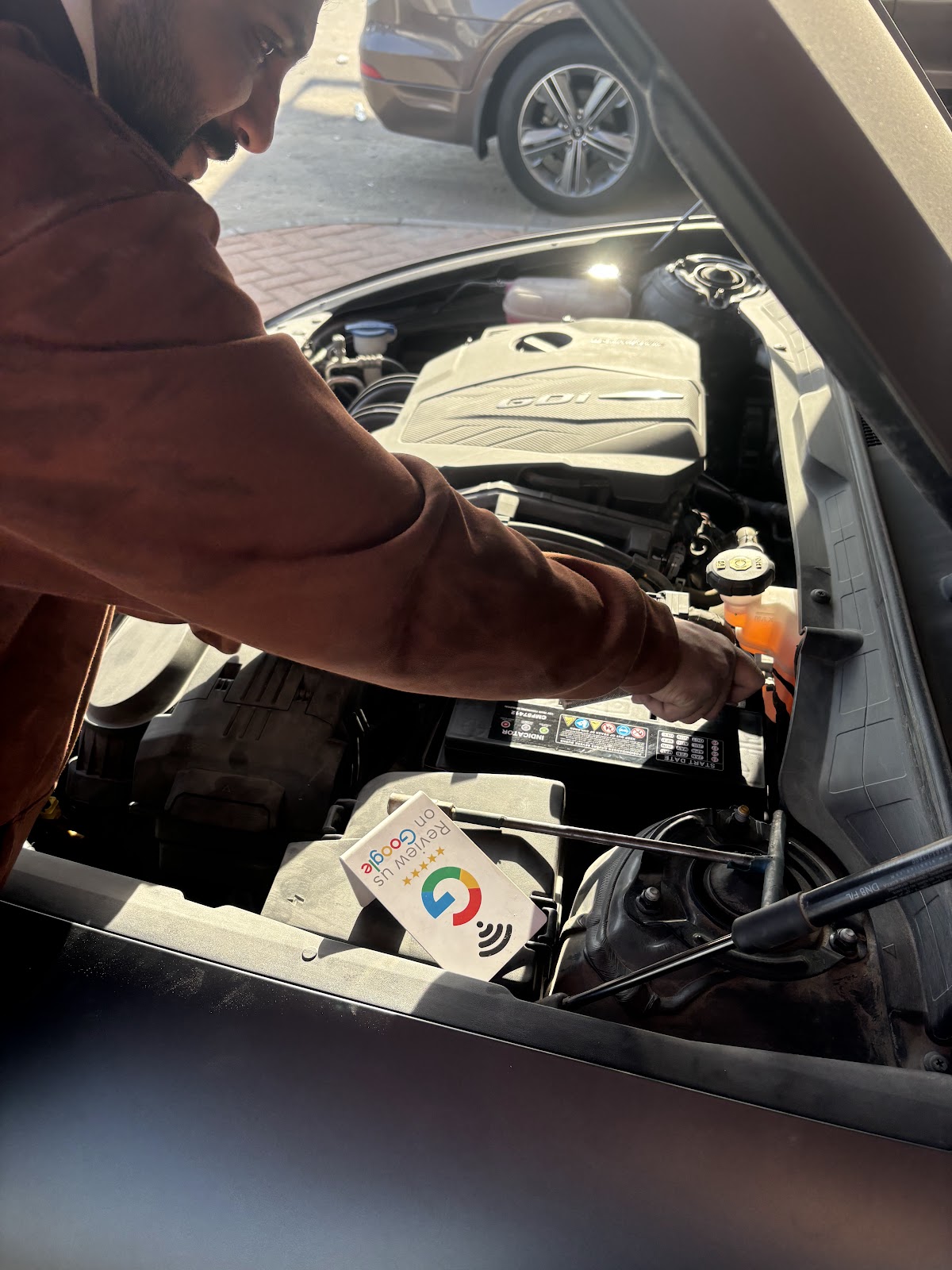 فني Battery Swap يفحص بطارية السيارة لتحديد العطل: الدينمو أم البطارية
